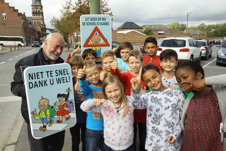 Urbanus op de inhuldiging van de Mieleke Melleke Mol-verkeersborden!