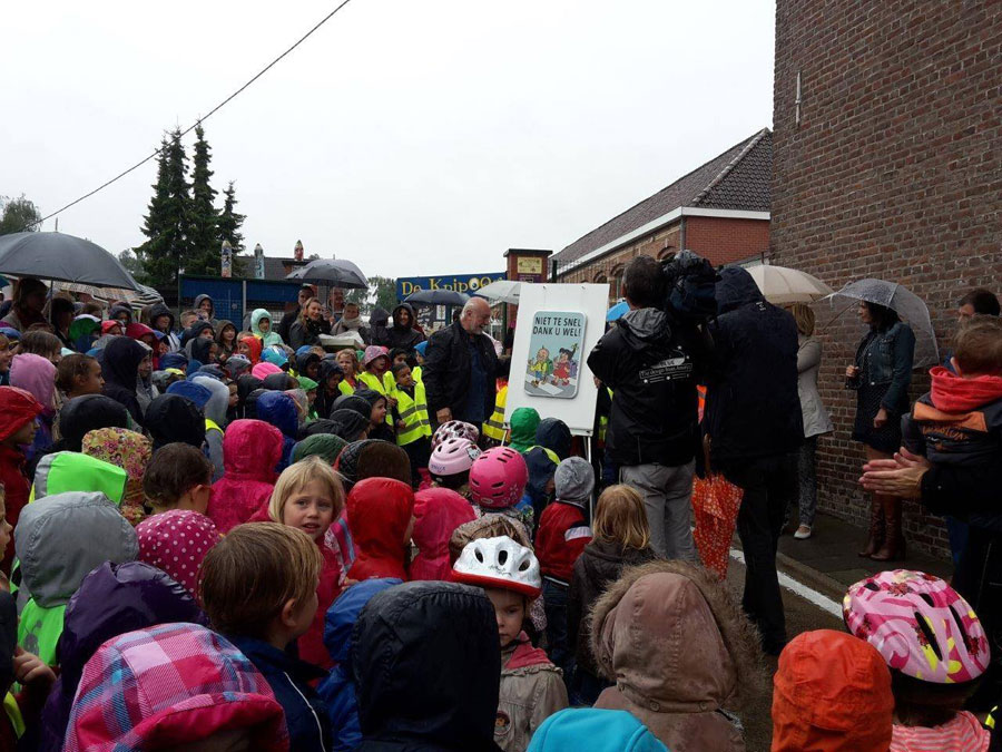 Urbanus op de inhuldiging van de Mieleke Melleke Mol-verkeersborden!